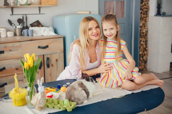 Mutter mit kleiner Tochter in der Küche — Stockfoto