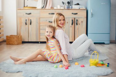 Anne ve küçük kızı mutfakta.