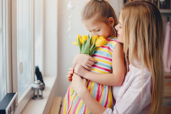 Madre con un niño pequeño en casa — Foto de Stock