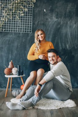 Bir stüdyoda oturan zarif Çift