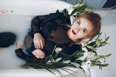 Şık ve güzel kız banyoda yatıyor