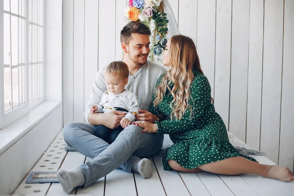 Familia en casa sentada en el suelo — Foto de Stock