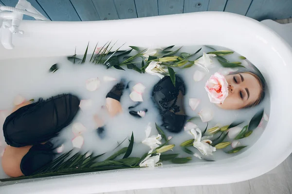 Стильная и красивая девушка лежит в ванной комнате — стоковое фото