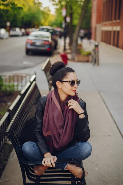 Beautiful young girl in Chicago, beautiful weather — Stock Photo, Image