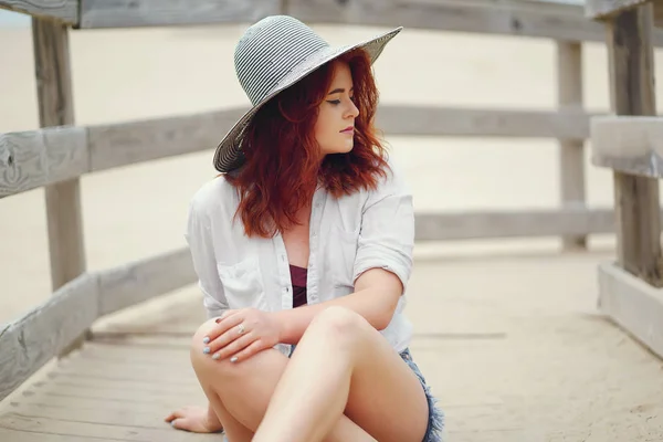 Симпатичная девушка на пляже — стоковое фото