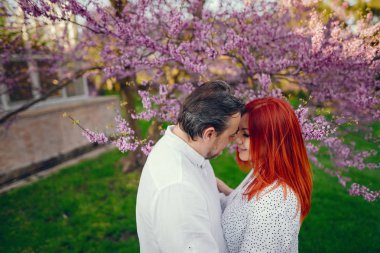 bir parkta zarif aile