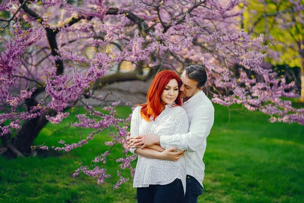 Família elegante em um parque — Fotografia de Stock