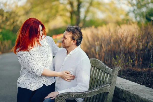 Eleganta familjen i en park — Stockfoto