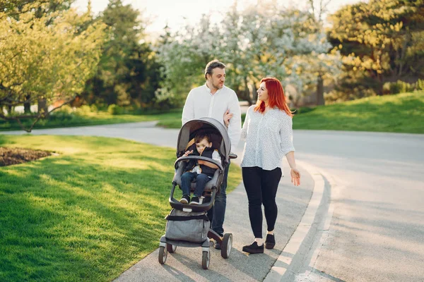 Nette Familie in einem sonnigen Park — Stockfoto