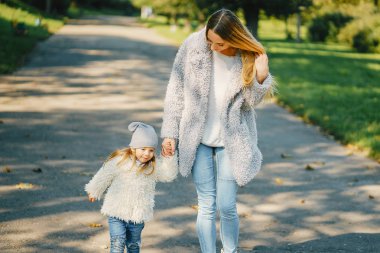 yürümeye başlayan çocuk ile genç anne