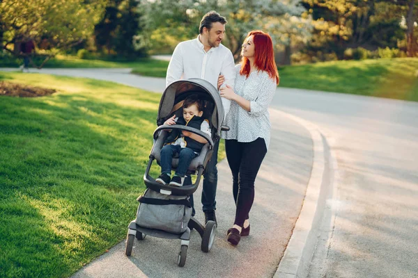 Família bonito em um parque ensolarado — Fotografia de Stock