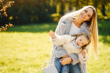 yürümeye başlayan çocuk ile genç anne