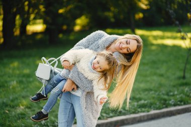 yürümeye başlayan çocuk ile genç anne