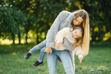 yürümeye başlayan çocuk ile genç anne