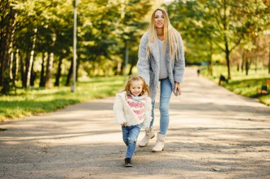 yürümeye başlayan çocuk ile genç anne