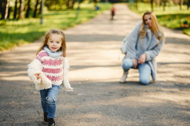 yürümeye başlayan çocuk ile genç anne