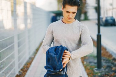 Şehirdeki şık adam