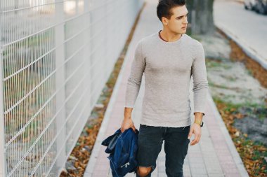 Şehirdeki şık adam