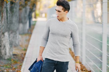 Şehirdeki şık adam