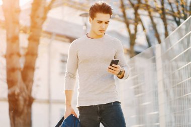 Şehirdeki şık adam