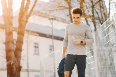 Şehirdeki şık adam