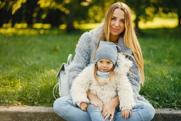 Junge Mutter mit Kleinkind — Stockfoto