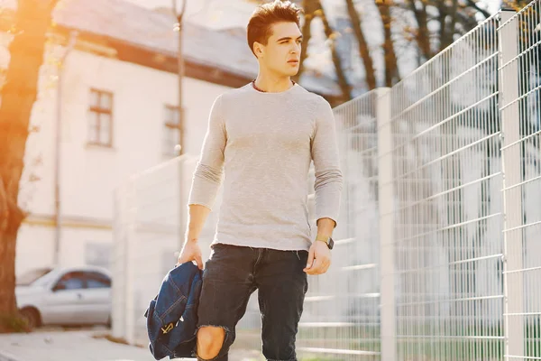 Şehirdeki şık adam