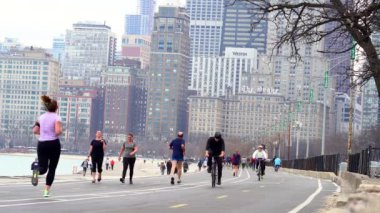 göl kıyısı boyunca egzersiz yerli ve turistler