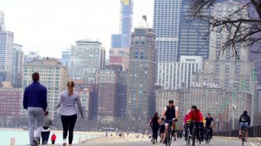 göl kıyısı boyunca egzersiz yerli ve turistler