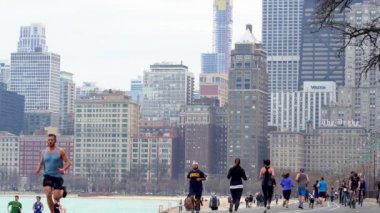 göl kıyısı boyunca egzersiz yerli ve turistler