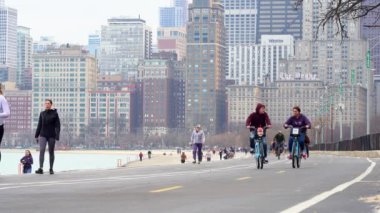 göl kıyısı boyunca egzersiz yerli ve turistler