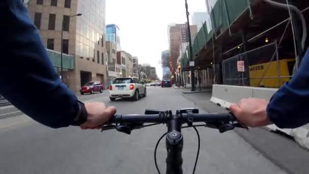 Чикаго, Іллінойс: 17 квітня 2019 хлопець їхав по місту на велосипеді — стокове відео
