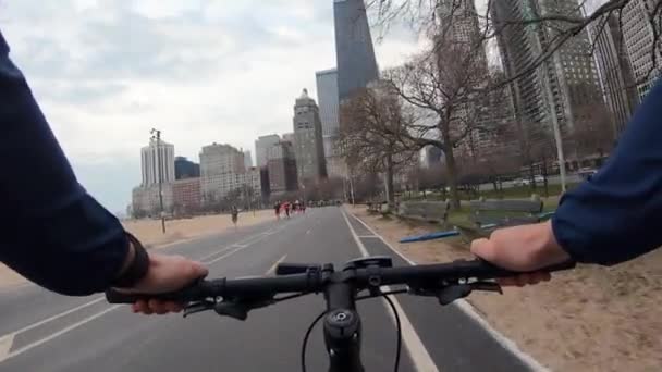 Чикаго, Иллинойс: 17 апреля 2019 года парень едет по городу на велосипеде — стоковое видео