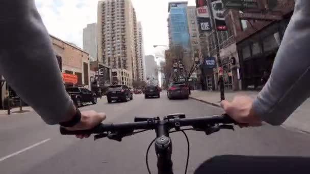 Chicago, Illinois: április 17, 2019 srác lovaglás a városon keresztül egy kerékpáros — Stock videók