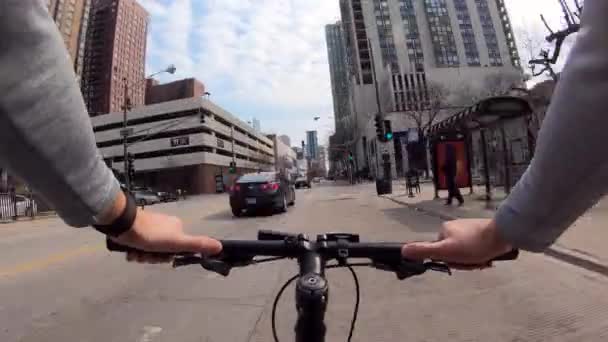 Chicago, Illinois: april 17, 2019 Guy ridning genom staden på en cykel — Stockvideo