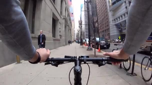 Chicago, Illinois: április 17, 2019 srác lovaglás a városon keresztül egy kerékpáros — Stock videók