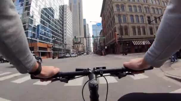 Chicago, Illinois: abril 17, 2019 individuo que monta a través de la ciudad en una bicicleta — Vídeo de stock