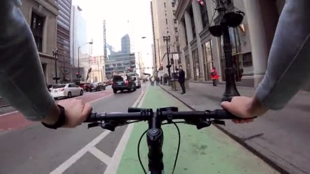 芝加哥，伊利诺斯州：2019年4月17日，骑着自行车穿过城市 — 图库视频影像