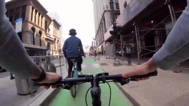 Chicago, Illinois: 17. dubna 2019 chlápek jezdíjel městem na kole — Stock video