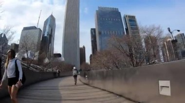 Chicago, Illinois: 17 Nisan 2019'da bisikletiyle parka doğru yürüyen adam