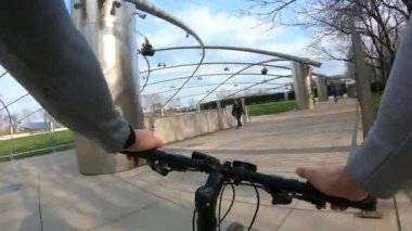 Chicago, Illinois: 17 Nisan 2019'da bisiklete binen adam