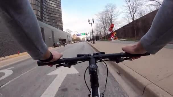Chicago, Illinois: 17 april 2019 kerel rijdt door de stad op een fiets — Stockvideo