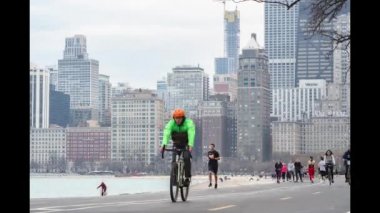 Chicago, Illinois: 17 Nisan 2019 Chicago'da göl kıyısında egzersiz yerli ve turistlerin timelapse