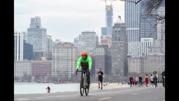 Chicago, Illinois: 17 aprile 2019 timelapse di gente del posto e turisti che si esercitano lungo la riva del lago a Chicago — Video Stock