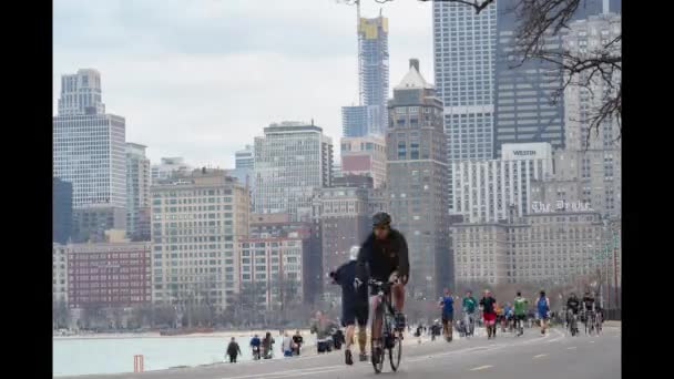Chicago, Illinois: April 17, 2019 timelapse of locals and tourists exercising along the lake shore in Chicago — Stock Video