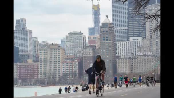 Chicago, Illinois: 17 aprile 2019 timelapse di gente del posto e turisti che si esercitano lungo la riva del lago a Chicago — Video Stock