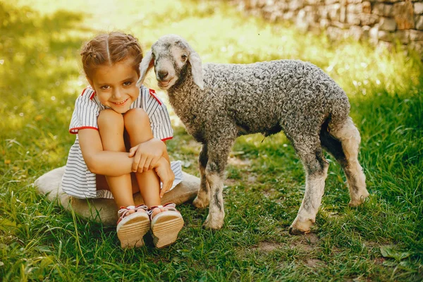 Hermosa chica con cabra —  Fotos de Stock