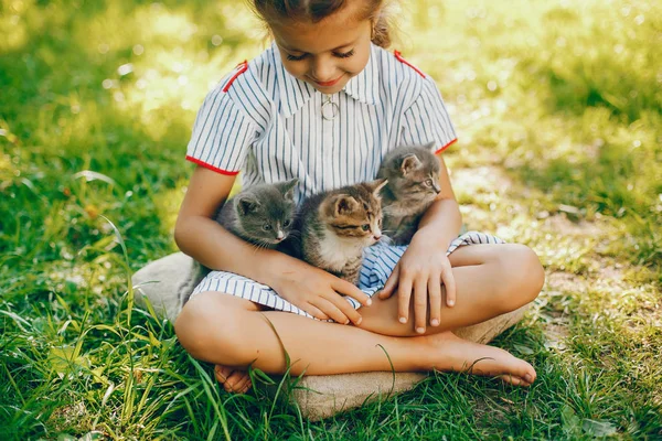 Mooi meisje met katten — Stockfoto