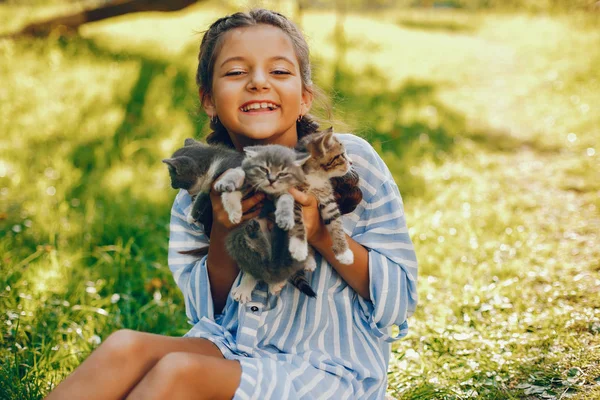 Schönes Mädchen mit Katzen — Stockfoto