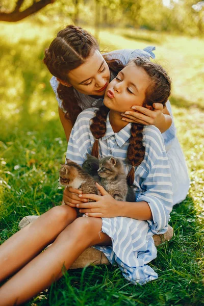 Due belle ragazze con gatti — Foto Stock